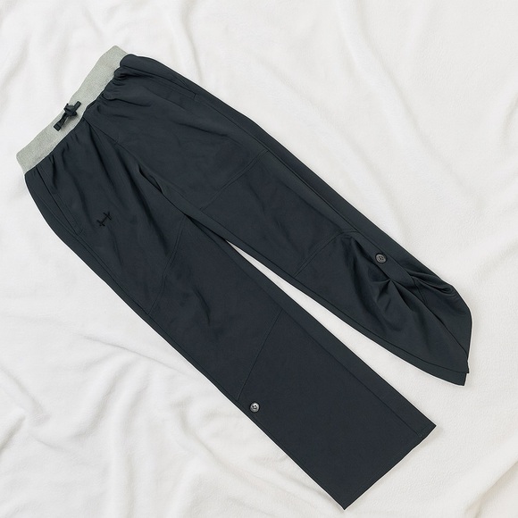 Under armour youth medium shorts / capris lightweight pants in dark grey - Picture 1 of 6